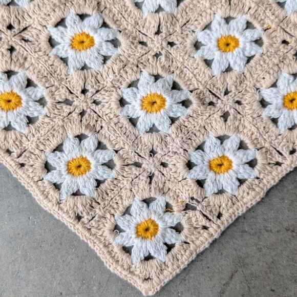 Floral Daisy Tan White Granny Square Crochet Bandana Head Scarf - Picture 4 of 5